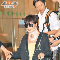 Yumiko坐在輪椅上接受訪問，獲男友Andy細心照顧。
