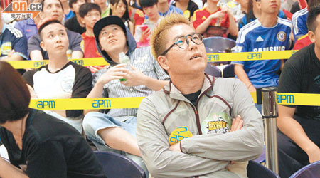林曉峰（右起）、MC Jin在台下聚精會神睇直播。