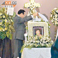 劉志敏在靈堂揭起棺木，瞻仰愛妻最後一面，悲從中來，頻以紙巾拭淚。