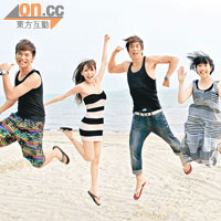 Mia、Avis與主持俞詠文（右）及周吉佩（左）一身夏日look在沙灘接受訪問。