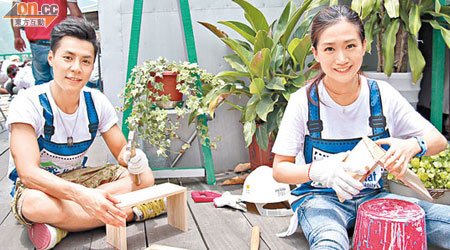 白健恩與好友歌手陳文婷到大澳為棚屋家庭做維修。