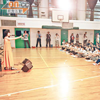 藤田惠美昨到學校開「關愛音樂會」，跟學生做手語及大合唱。