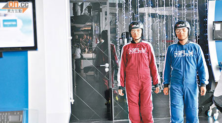 虞逸峯（右）和李嘉馨全副裝束玩「無重力飛行」。