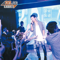 Jason在深圳登台大受歡迎，粉絲表現亢奮求握手。