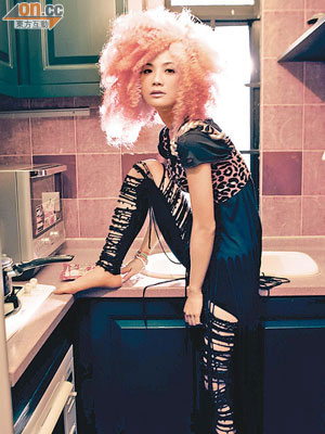 阿Sa戴上粉紅色爆炸頭假髮，在廚房洗碗盆上戙高腳，相當野性。