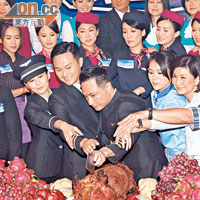吳鎮宇（前排左三）、張智霖、陳法拉等一眾《衝》劇演員齊出席開鏡拜神儀式。