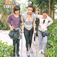 陳雅倫剛為舊患做完手術就接打戲，惟有撐着拐杖開工。