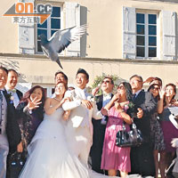 黃長興在眾親友見證下舉行婚禮，並於結婚派對舉行放白鴿儀式。