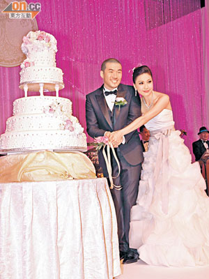 一對新人Crystal與Jeremy在台上切結婚蛋糕，寓意甜甜蜜蜜。