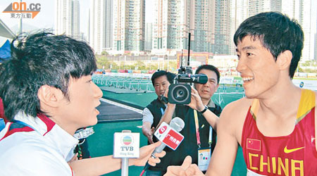 劉翔來港參賽東亞運，基仔以嘉賓主持身份訪問老友。