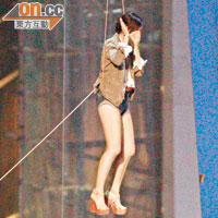 陳妍希被吊在半空，嚇至花容失色，掩嘴大叫。
