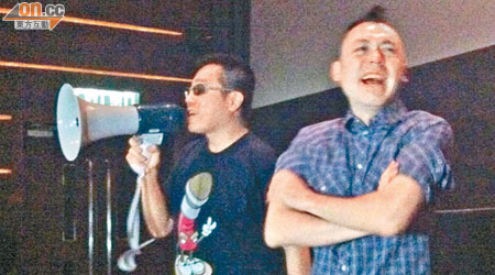 雷宇揚（右）與彭浩翔到戲院謝票。