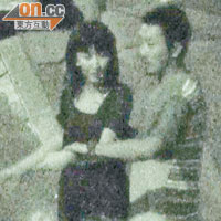 劉浩龍拖着女友人手臂過馬路，相當體貼。