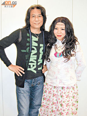 夏韶聲錄影陳海琪主持的節目，宣傳自畫的漫畫書。