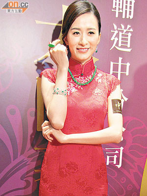 沈卓盈表示難得佩戴千萬港元的翡翠首飾亮相。