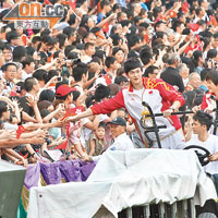 孫楊站在車上進入會場，大受現場觀眾歡迎。