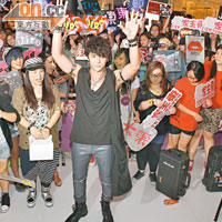 大東來港舉行簽唱會，吸引數百歌迷捧場，擠得商場水洩不通。