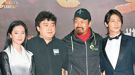 去年11月，玉木宏（右）與發哥（右二）等一同出席《銅》片記者會。
