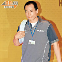 陳豪穿上電訊公司職員制服行騷。