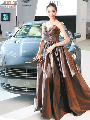 高貴打扮的林莉，與名車構成一幅香車美人圖。
