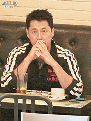 王敏德起初坐在餐廳發呆。