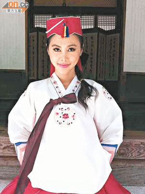 趙彤穿上傳統韓式服裝，入鄉隨俗拍攝特輯。