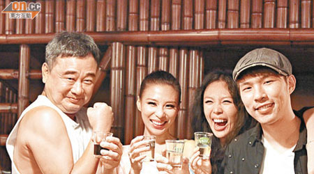 左起：陳昇、林凡、魏如萱和陳威全一起在慶功宴上狂歡。