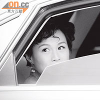 趙式芝的新娘子造型曝光，坐在車內的她正出發往行禮。（黑白圖片）