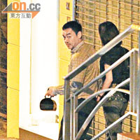 劉青雲對老婆郭藹明愛護有加，幫她拿着小手袋。