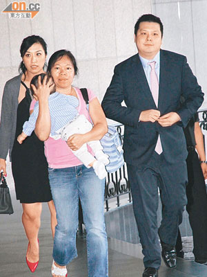 趙式浩與女友到場，兒子則交由工人抱着。