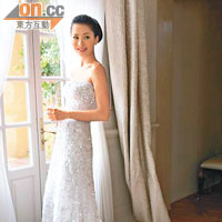 周汶錡穿上價值五十萬港元的低胸婚紗，明艷照人。