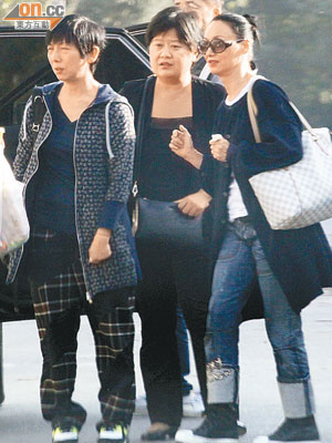 小紅（右）抵達北京，即致電胞妹Sandy（左）及友人，商討哥哥身後事。