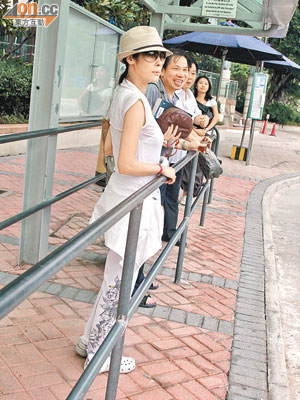 關淑怡每次出香港都要排隊搭巴士再轉車或船，相當轉折。