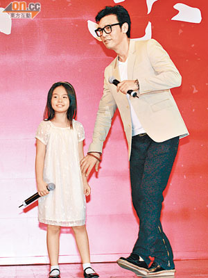 鍾鎮濤與女兒在台上合唱，獲得不少掌聲。