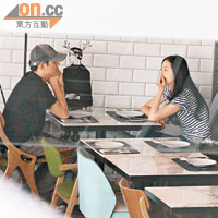 王秀琳與男伴在餐廳不時深情對望。