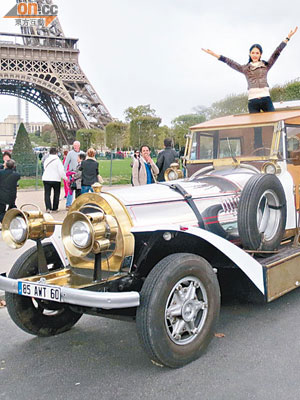 林莉乘古董車遊巴黎鐵塔，大感興奮。