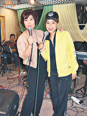 蘇姍（右）首次與韋綺姍合作，在選擇歌曲時感到困難。