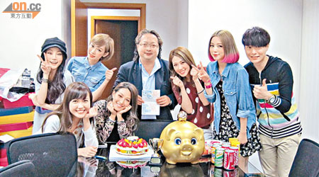 何哲圖生日，Super Girls、吳若希及胡鴻鈞為老闆慶生。