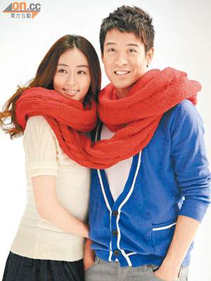 陳智燊與Naya齊齊圍着頸巾為廣告拍攝。