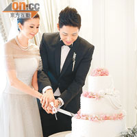 二人進行簽紙及切蛋糕儀式，婚禮過程從簡。