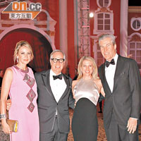 美國著名時裝設計師Tommy Hilfiger（左二）與太太（左）遠道來港出席喜宴，認真畀面。