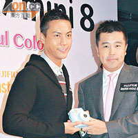 富士攝影器材有限公司董事總經理孫道弘先生（右）送贈相機給陳偉霆。
