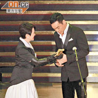 劉青雲在上屆影后葉德嫻手上接過金馬影帝獎座。