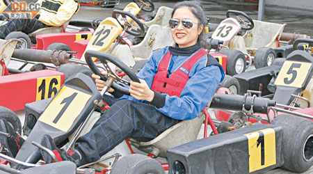 邵美琪以情侶檔到內地參與小型賽車大賽。