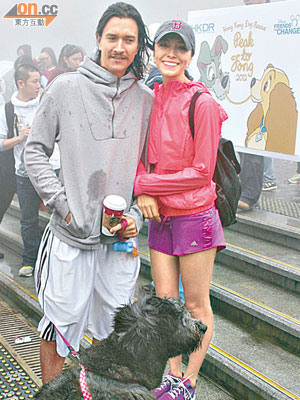 Cara G.與未婚夫Jesper昨日攜同愛犬步行籌款。