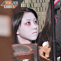片場見有打扮恐怖的女演員，相信是飾演女鬼。