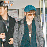 2PM成員佑榮單拖抵港，被錯認為K.Will。