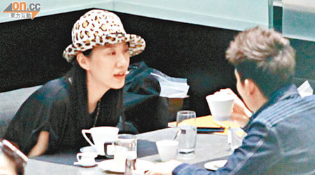 汪詩詩（左）戴豹紋帽與友人開心飲茶。