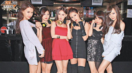 Iris（左起）、Ayu、Mei Mei、Celia K.、Asa及Monna以性感打扮到夜店表演打碟。