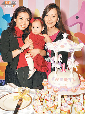 朱凱婷（左）女兒一歲生日，身為契媽的戚黛黛祝契女快高長大。